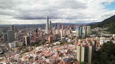 aéreo - volando sobre la plaza la candelaria, bogotá, colombia