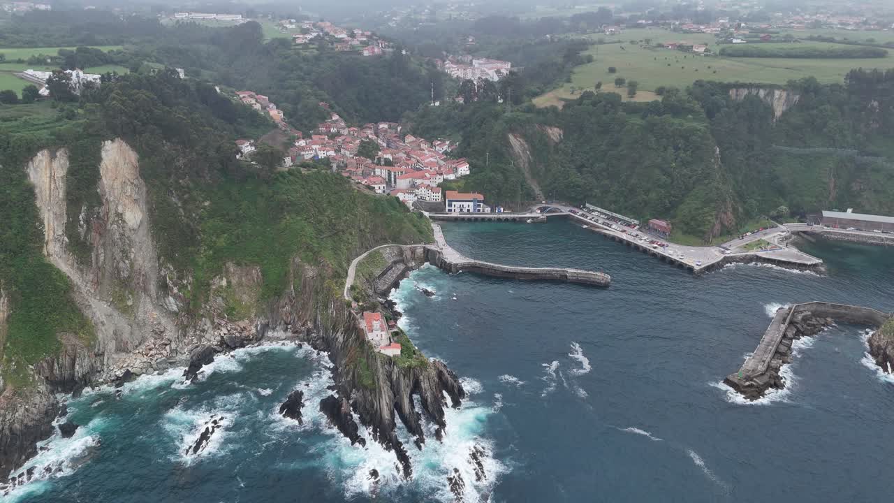 Cudillero, Asturie, Spagna, ripresa aerea dall'alto con drone