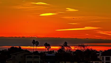 Cielo-Dorado-Naranja-Con-Nubes-Y-Sol---Timelapse