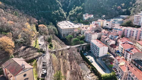 Schweben-über-Amélie-les-Bains-Palalda:-Wo-Natur-Auf-Historische-Architektur-Trifft.