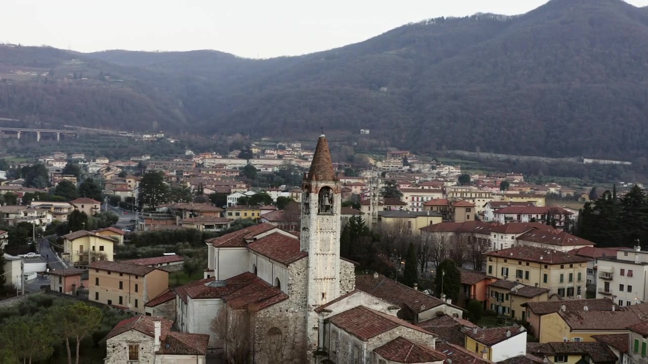 Luftoptagelse af kirken i Iseo - Italien. Filmet med Dji Mavic pro 2 10 bit - 4:2:2.