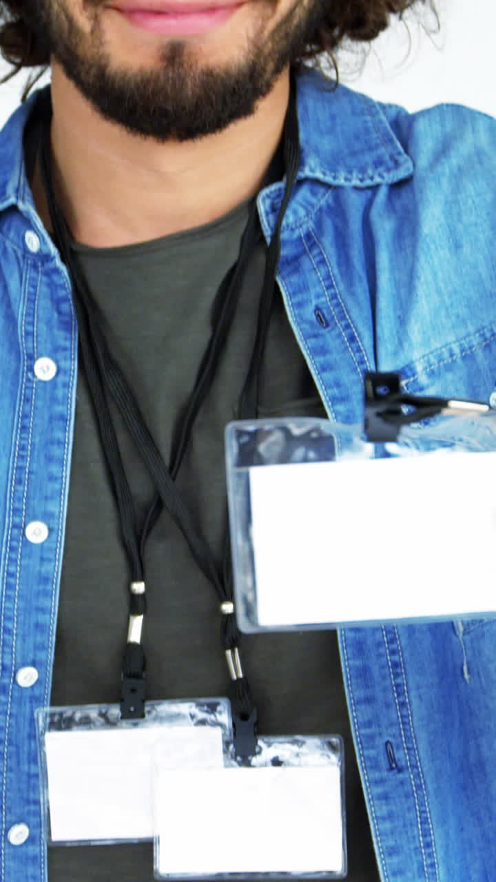 retrato del fotógrafo que muestra su tarjeta de identidad