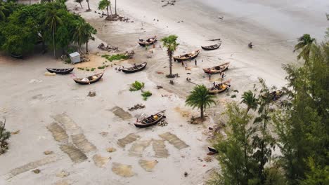 Traditional-Fishing-Boats-At-The-Seacoast-Of-Kuakata-Sea-Beach-In-Bangladesh