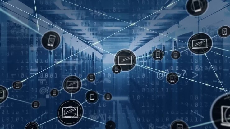 Animasjon av nettverk av digitale ikoner, skiftende symboler og binær koding mot et serverrom