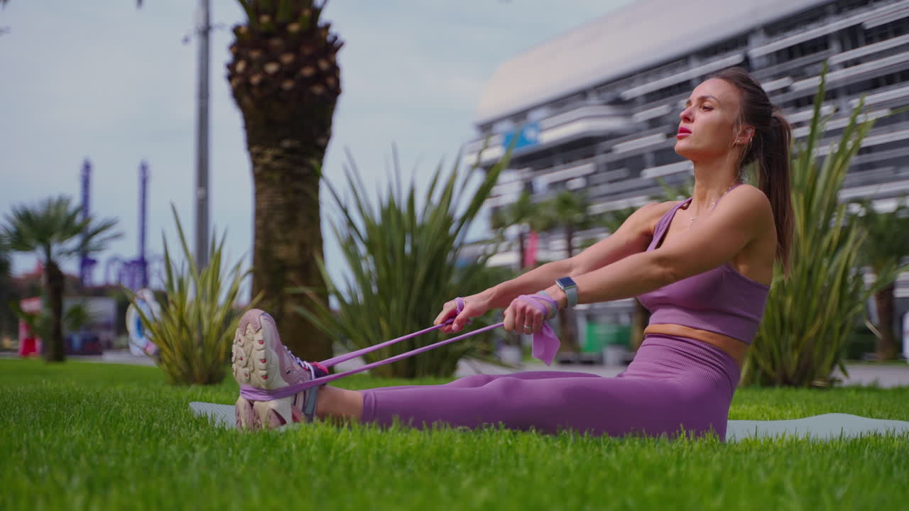 mujer haciendo ejercicio al aire libre con banda de resistencia