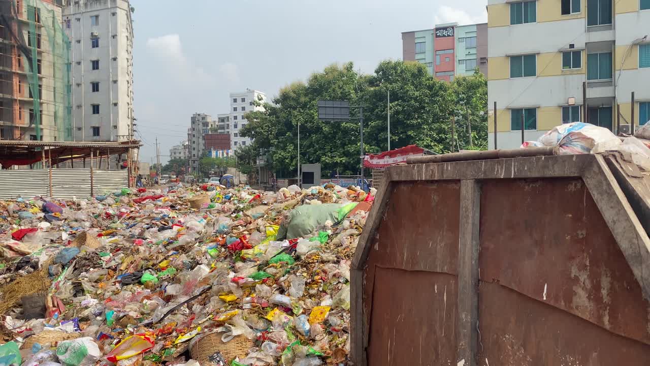 enorme pila de desbordamiento de basura rodea el contenedor de basura