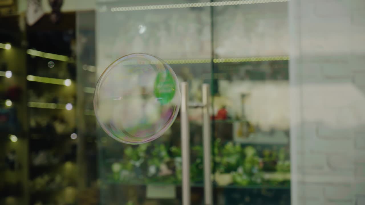 달리는 비누 거품을 클로즈업으로 촬영하는 느린 동작 영상 엔터테인먼트