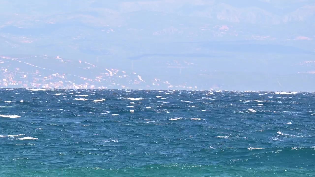 晴れた日の荒れた海の映像。