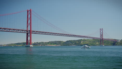 Puente-25-De-Abril-En-Belem-Lisboa-Barcos-Pasando