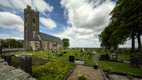 Zeitraffer-Des-Historischen-Friedhofs-Und-Der-Mittelalterlichen-Kirche-Im-Ländlichen-Irland-Mit-Vorbeiziehenden-Wolken-Und-Sonnenschein