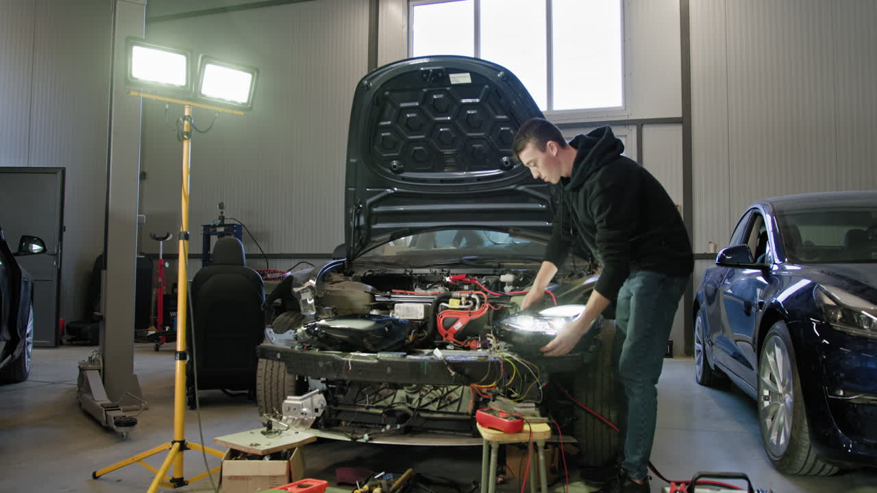 reparación de automóviles eléctricos en un garaje