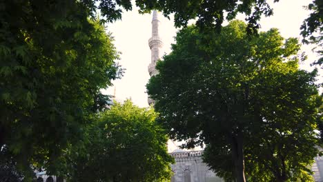 cámara lenta: vista exterior de la mezquita azul o la mezquita del sultán ahmet, un punto de referencia popular en estambul, turquía