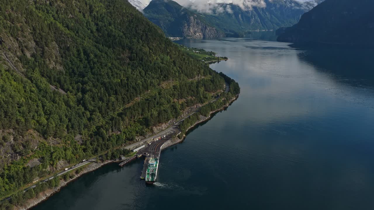 Ro-ro ferge seiler gjennom Storfjorden med ruvende fjell i bakgrunnen, Norge