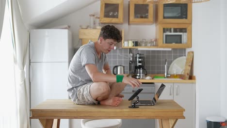 hombre trabajando desde casa en la cocina