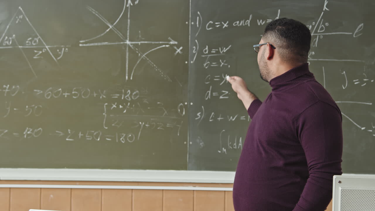 Insegnante di matematica che parla alla lavagna durante la lezione