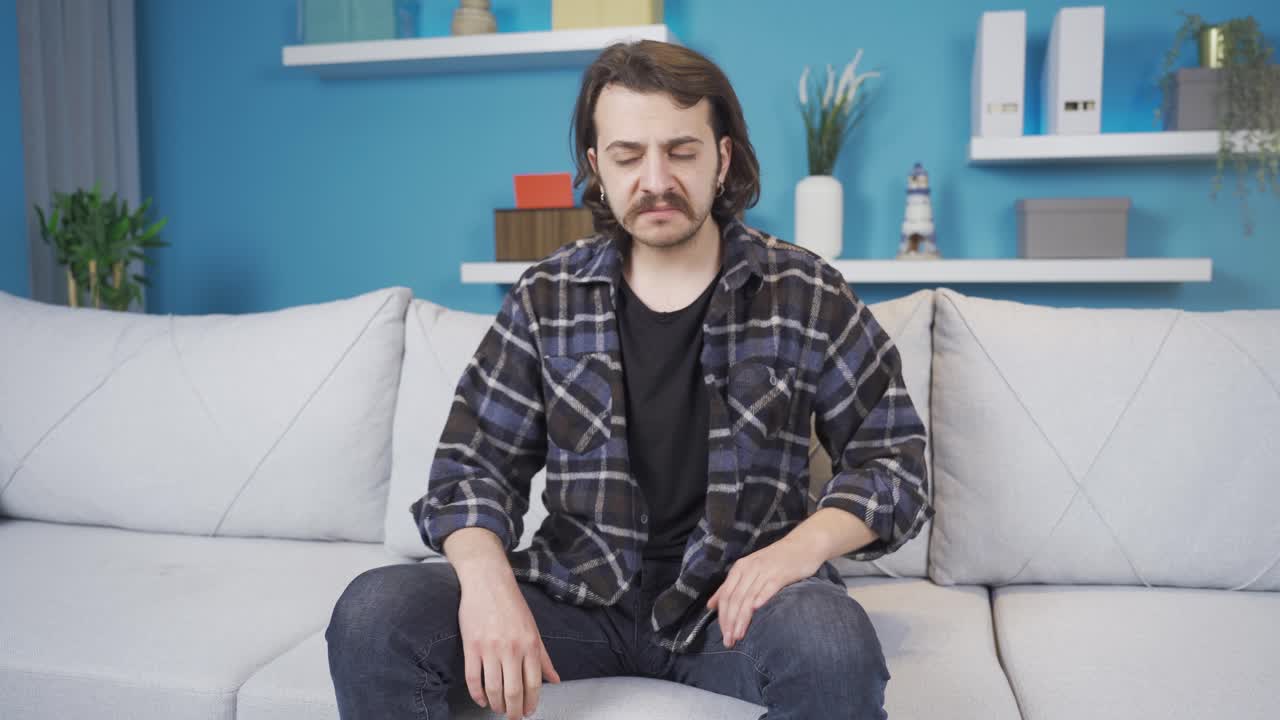 el adolescente pensativo es irritable pero decidido. él toma algunas decisiones.