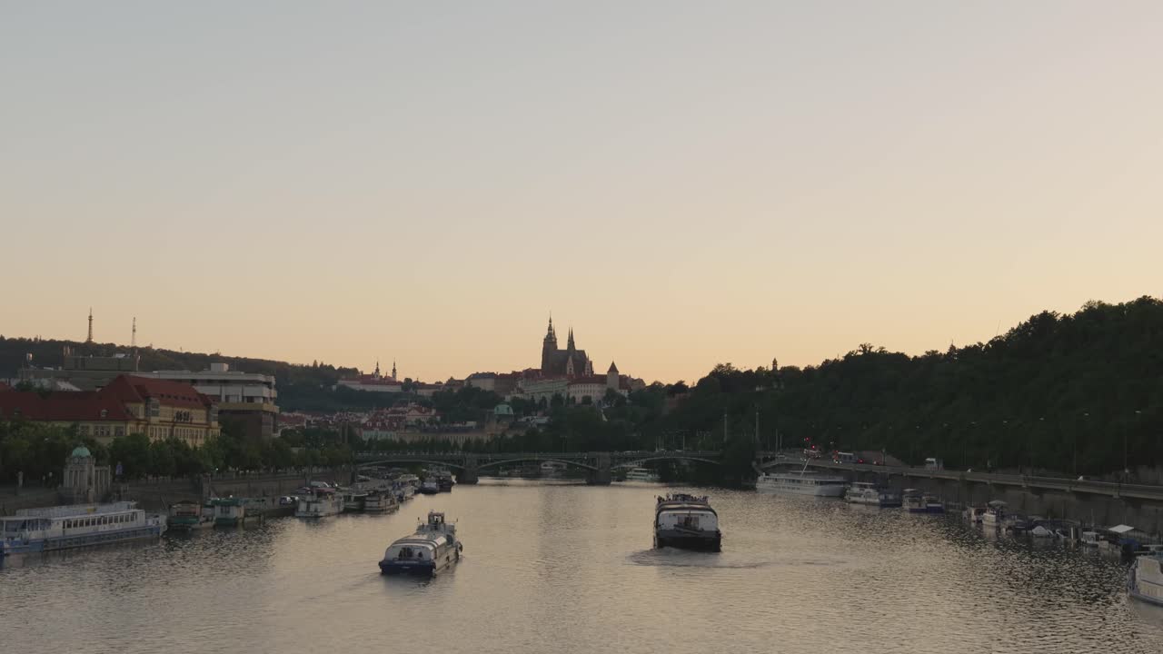 Vista sul fiume di Praga al tramonto
