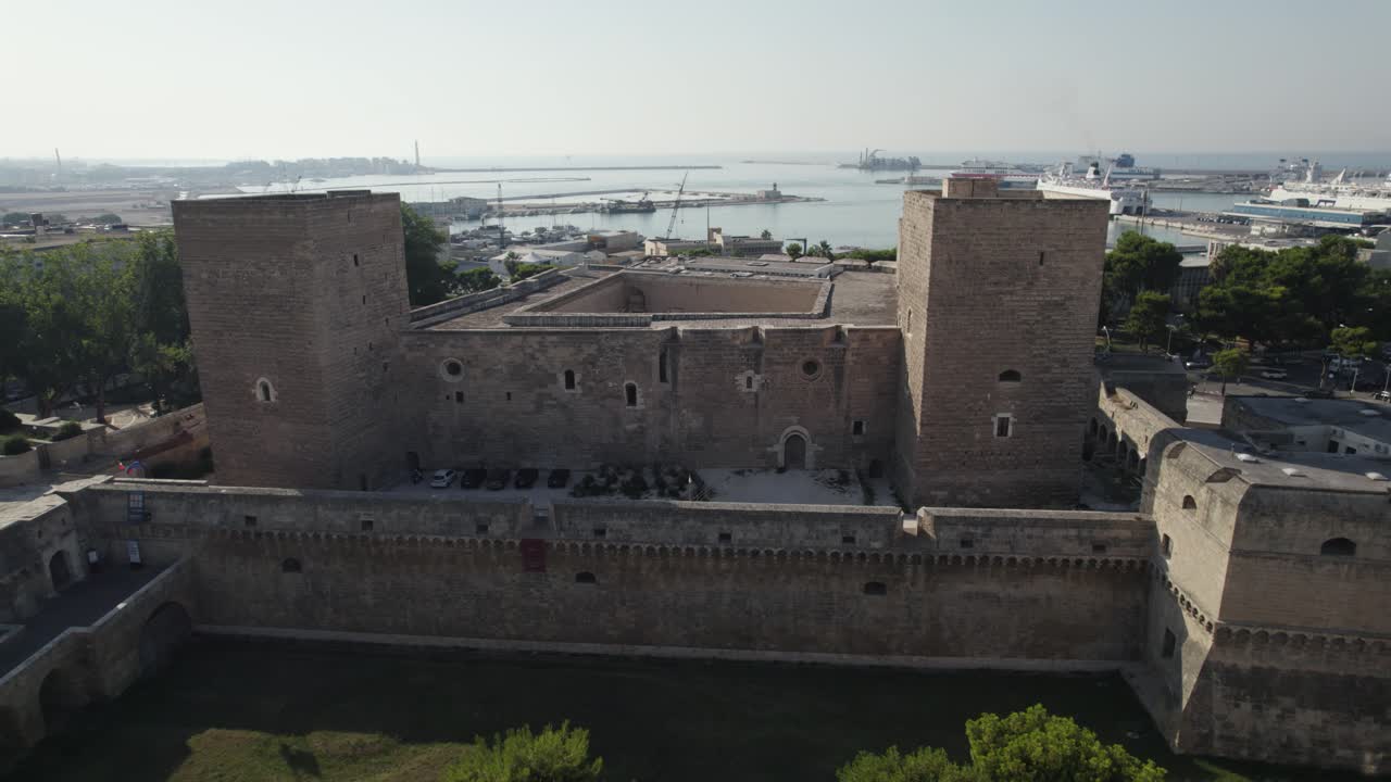 vista aérea de castello svevo o muralla del castillo suabio, crucero en el puerto, paisaje urbano panorámico