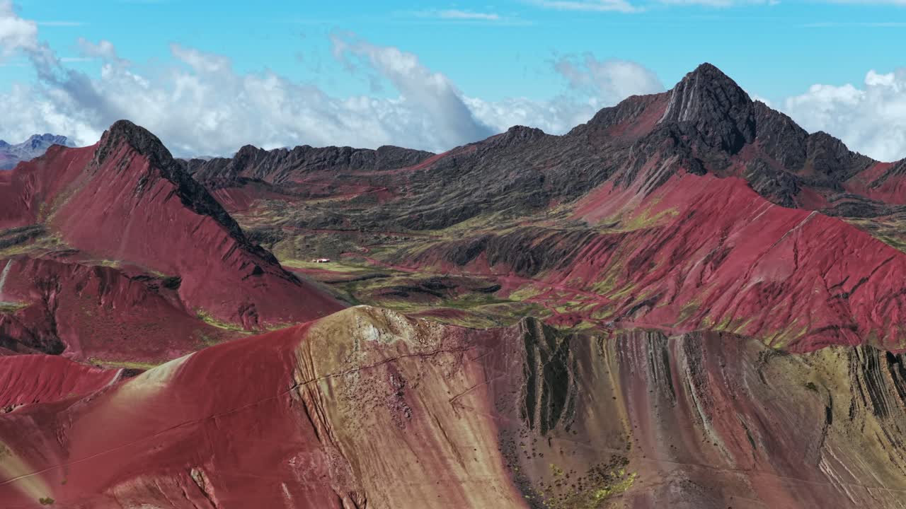 Montagna Arcobaleno Vinicunca, Perù, vista aerea da drone, cielo azzurro mattutino, Montaña de Siete Colores, Palccoyo, Pallay Punchu, nuvole, Ande peruviane, Valle Rossa, sette colline colorate a strisce, sette cerchi colorati in alto a destra