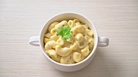 macarrones con queso con hierbas en un tazón