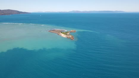 vista aérea de la isla de los pájaros junto al mar azul turquesa durante el día - paisaje marino en la isla de whitsunday en qld, australia