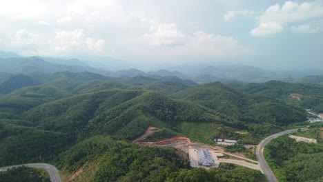 betong yala 410 road es una famosa ruta de motocicletas de turismo en el sur de tailandia. la aventura más meridional de malasia es el turismo de singapur.