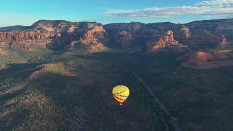 Hot-Air-Balloon-Over-Scenic-Landscape-Of-Sedona,-Arizona---aerial-drone-shot