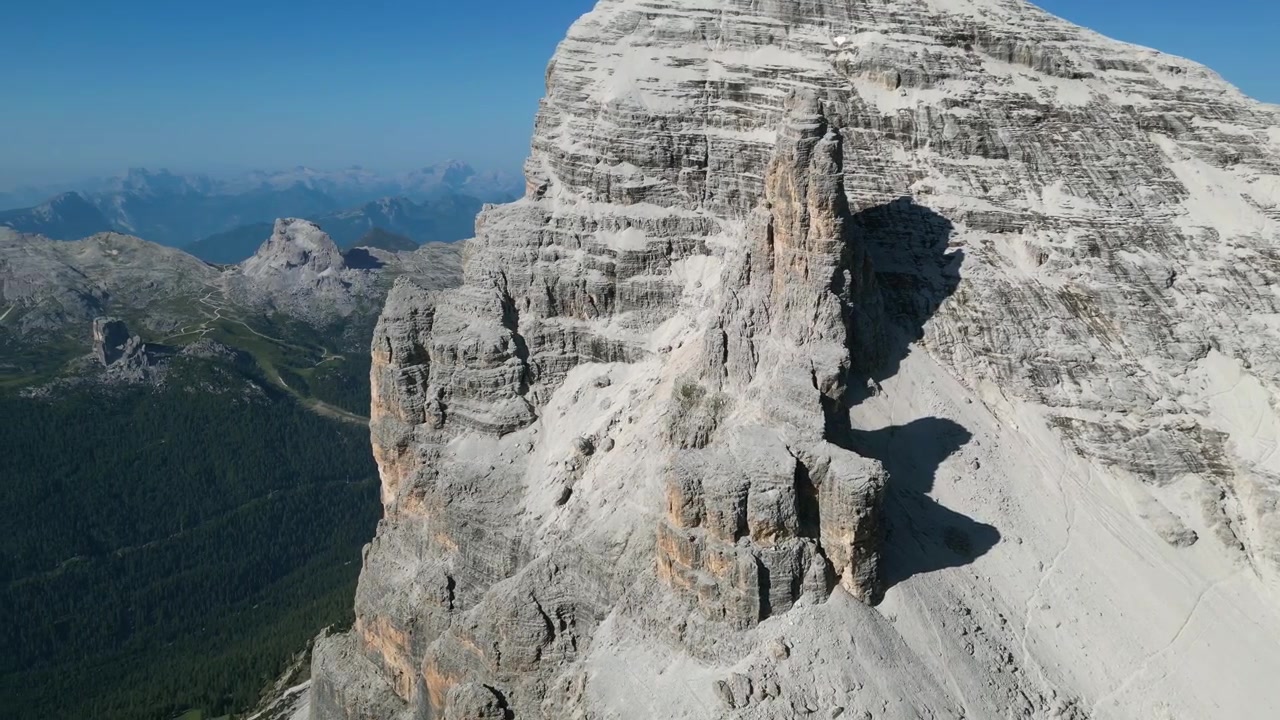 Riprese aeree con drone della Tofana di Rozes, Italia: imponenti scogliere calcaree, creste frastagliate e spettacolare paesaggio dolomitico sotto un cielo sereno. Ideale per progetti di natura, viaggi e attività all'aperto.