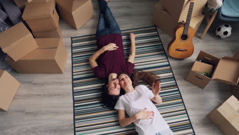 pareja relajándose durante una mudanza