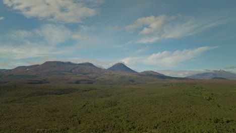 Parque-Nacional-Tongariro-Con-Volcanes-Y-Vastos-Bosques,-Nueva-Zelanda