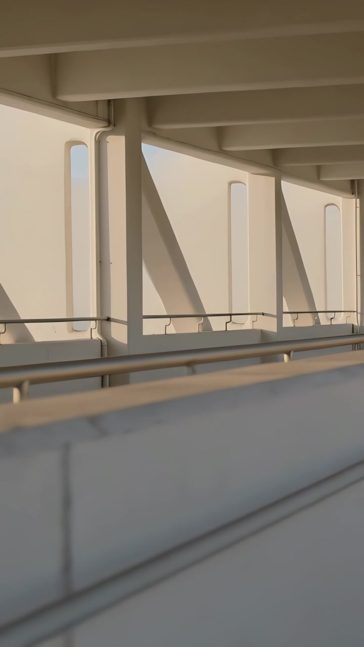 Vídeo vertical: Empurrando dolly iniciando deslizamento da câmera ao longo de ponte elevada, revelando gancho de trilho