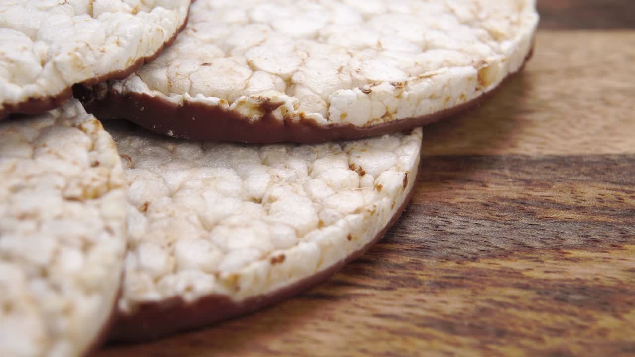 Pane di riso soffiato al cioccolato su una superficie di legno. Macro