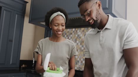 Feliz-Pareja-Afroamericana-Tirando-Desperdicios-De-Comida-En-Ktichen-En-Cámara-Lenta