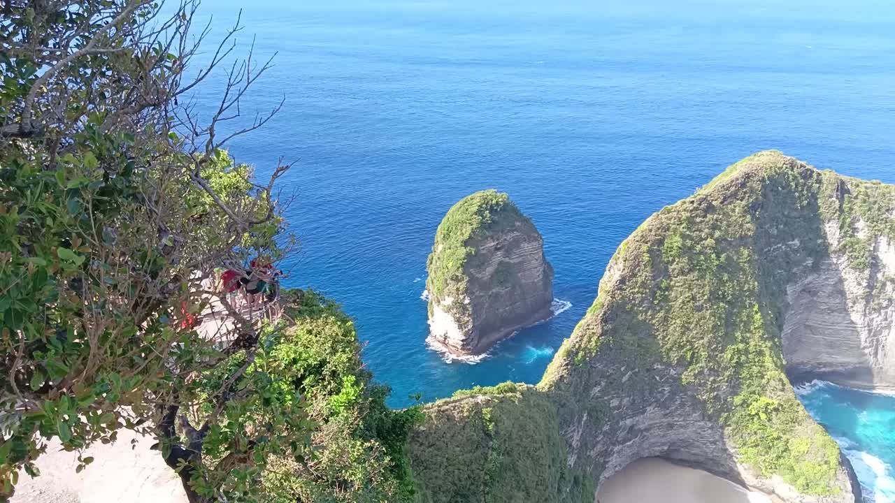 una foto de la hermosa playa de kelingking en nusa penida, bali, indonesia