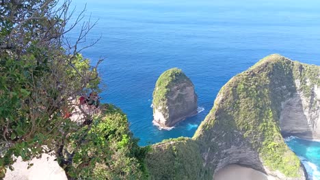 pan shot of beautiful kelingking beach in nusa penida, bali, indonesia