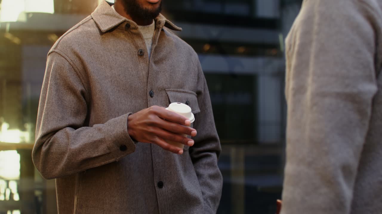 커피 를 마시며 야외 에서 대화 하는 두 사람