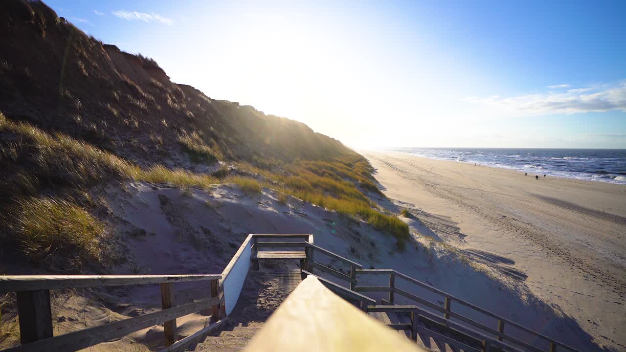 escaleras de madera en una playa de arena en verano