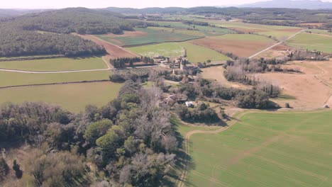 Imagen-Aérea-De-Campos-Sembrados-Y-Una-Espectacular-Masía-En-Girona-Provincia-De-España