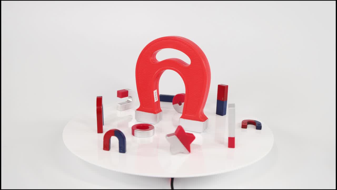 회전하는 플랫폼에서 상호 작용하는 다양한 자석