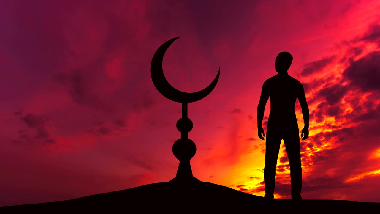 el hombre de pie cerca del símbolo del islam contra el fondo de la puesta de sol. lapso de tiempo