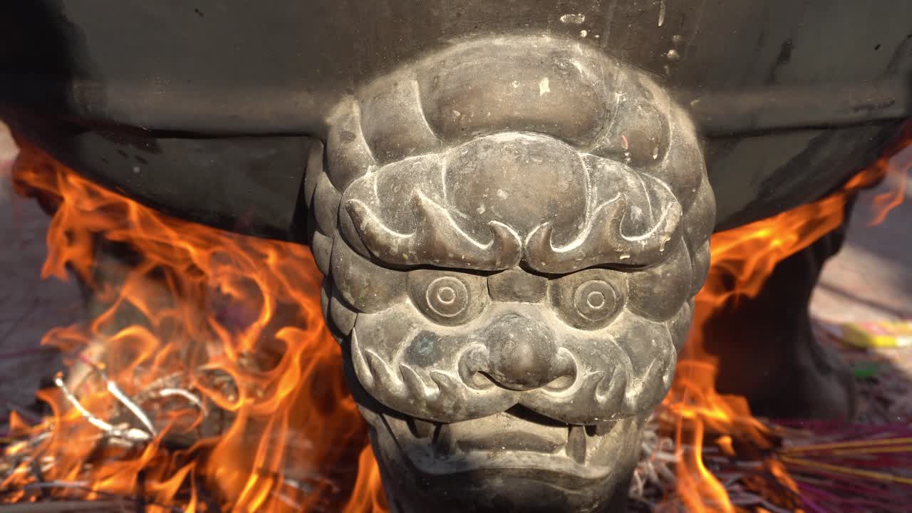 불의 사자 동상.