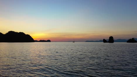 Colorido-Atardecer-Sobre-La-Superficie-Del-Mar-Con-Veleros,-Vista-Aérea-Cinematográfica-De-La-Isla-Langkawi,-Malasia