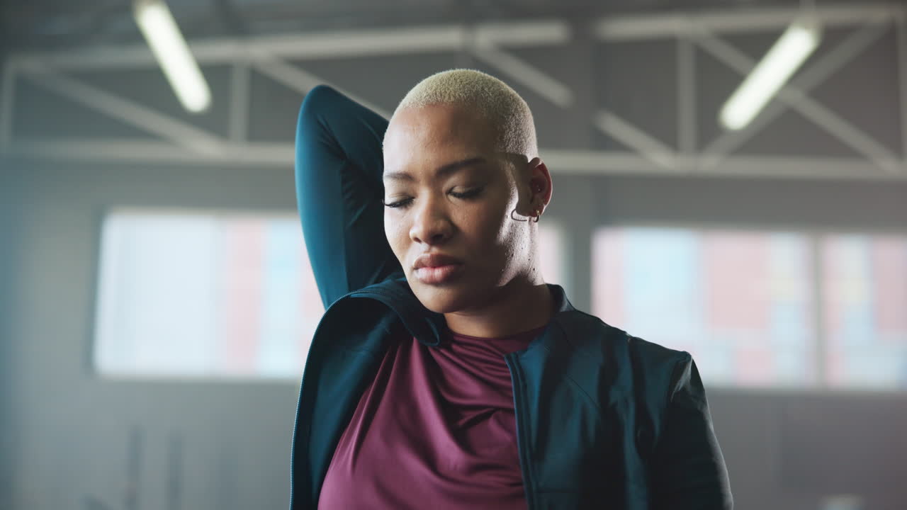 체육관 에서 스트레칭 하는 여자