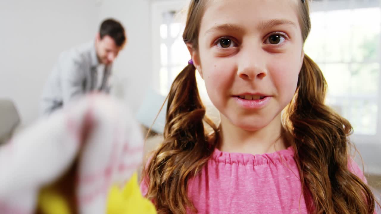 스프레이어로 유리를 청소하는 소녀의 초상화