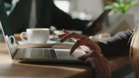 Cerrar-Las-Manos-De-Una-Joven-Usando-Una-Computadora-Portátil-Estudiando-En-Una-Cafetería-Estudiante-Tomando-Café-Escribiendo-Mensajes-De-Correo-Electrónico-Navegando-En-Línea-Disfrutando-De-La-Tecnología-De-Comunicación-Móvil