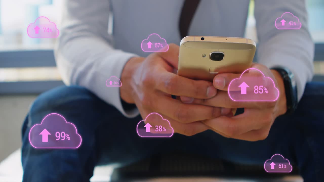 animación de nubes digitales con un porcentaje que sube sobre el hombre que usa un teléfono inteligente