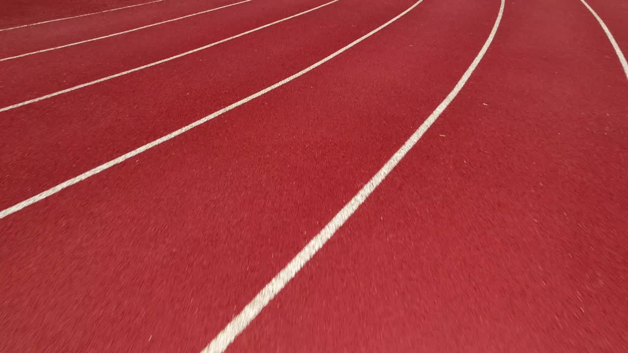 경기장에서 달리기 트랙, 색은 오렌지 벽돌, 드론으로 높은 각도 뷰.