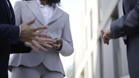 una foto recortada de mujeres de negocios estrechando la mano.