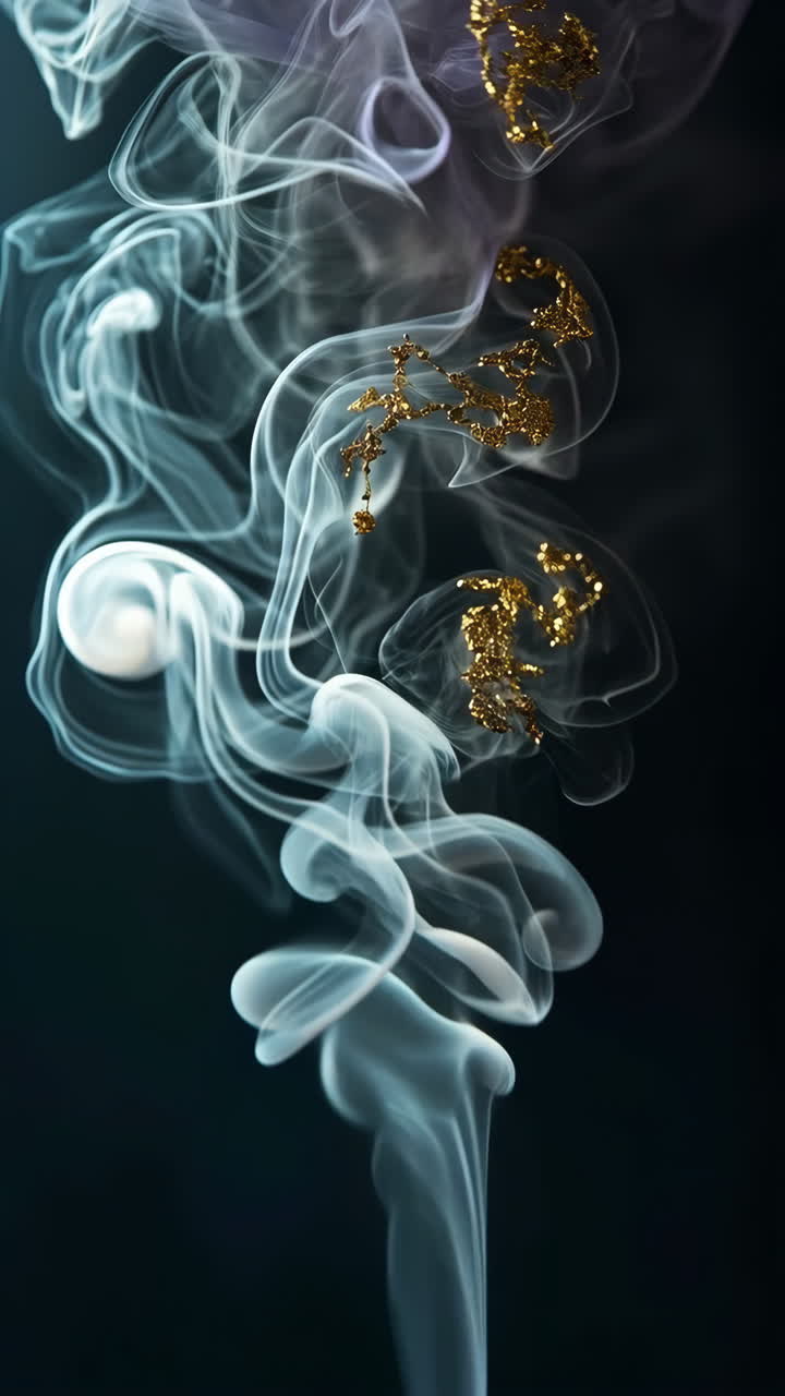 Particelle dorate che turbinano in fumo etereo