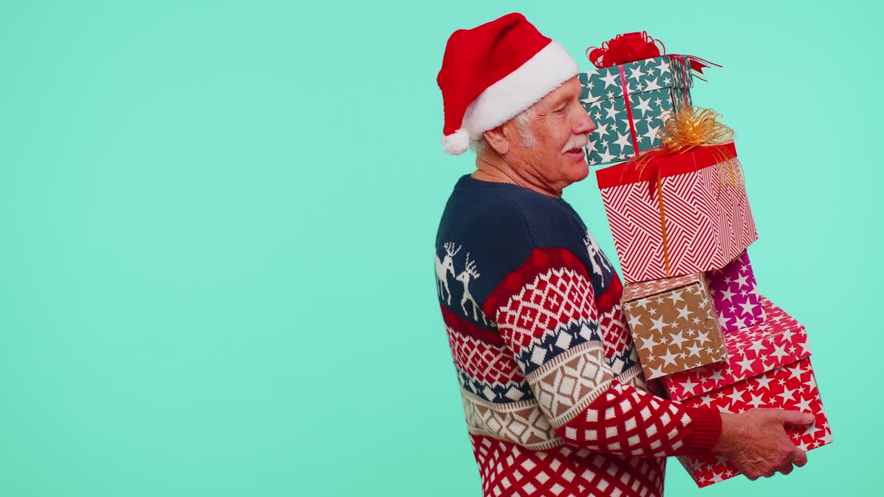 abuelo maduro hombre en suéter de navidad sosteniendo muchas cajas de regalos de año nuevo presenta venta de compras